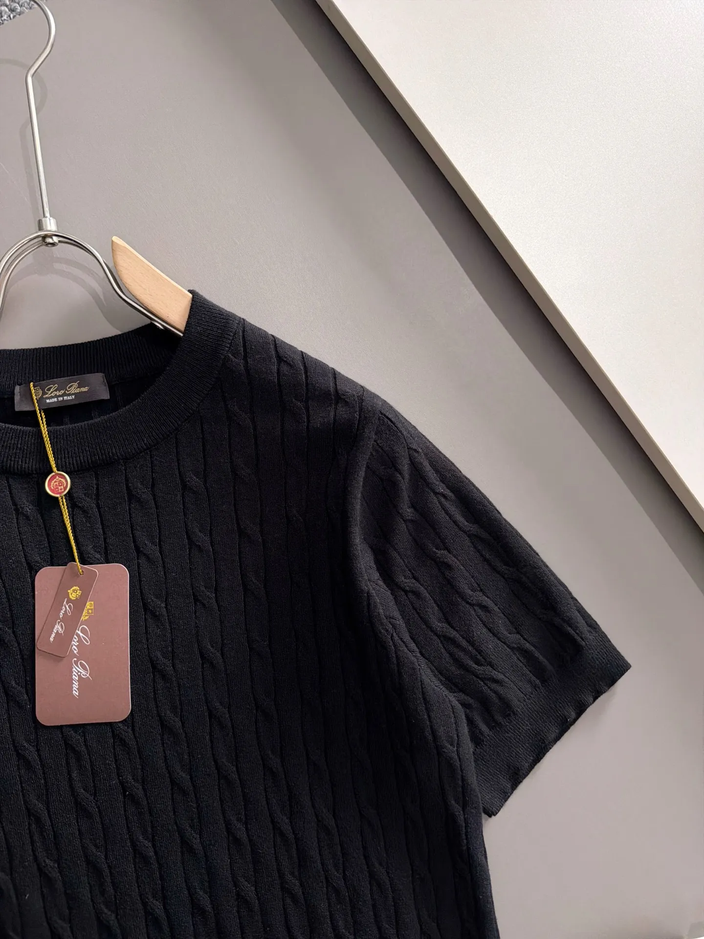 LP high quality Loro Piana 26ss New Arrival men's short-sleeved knitted T-shirt. Made of combed cotton yarn knitted cotton fabric, no pressure when entering and exiting the counter. Exclusive control of raw materials. It feels substantial when weighed, and the upper body is more textured than ordinary T-shirts. This texture can handle the weather easily and is suitable for both hot and cold! Loose fit design, looks noble. The only correct version is available Size: M to 3XL